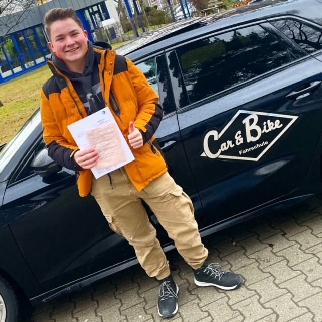 Glücklicher Absolvent 8