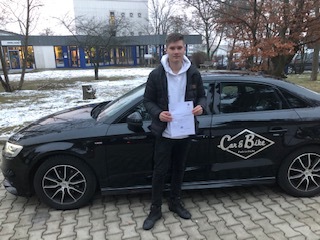 Glücklicher Führerschein-Absolvent 13