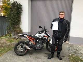Glücklicher Führerschein-Absolvent 14
