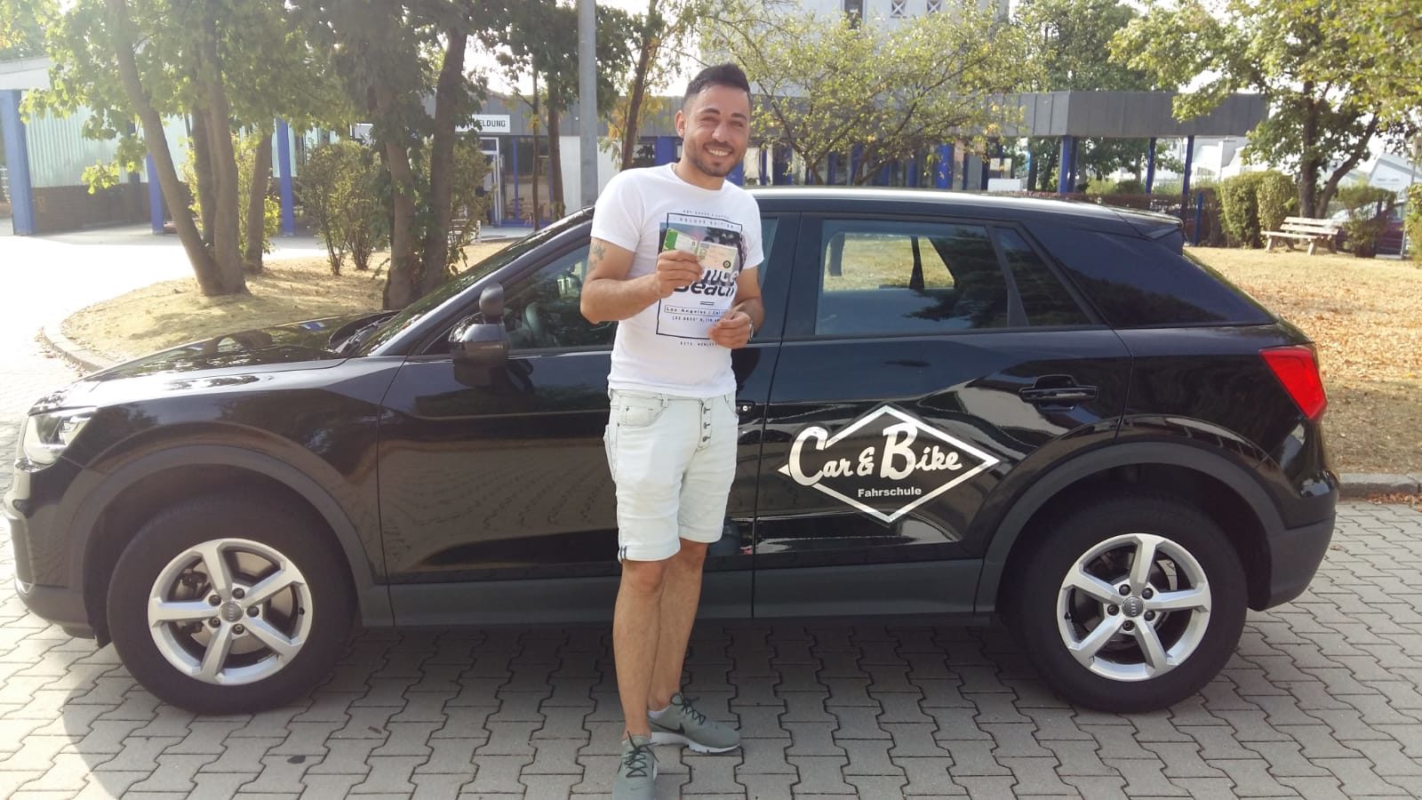 Glücklicher Führerschein-Absolvent 16