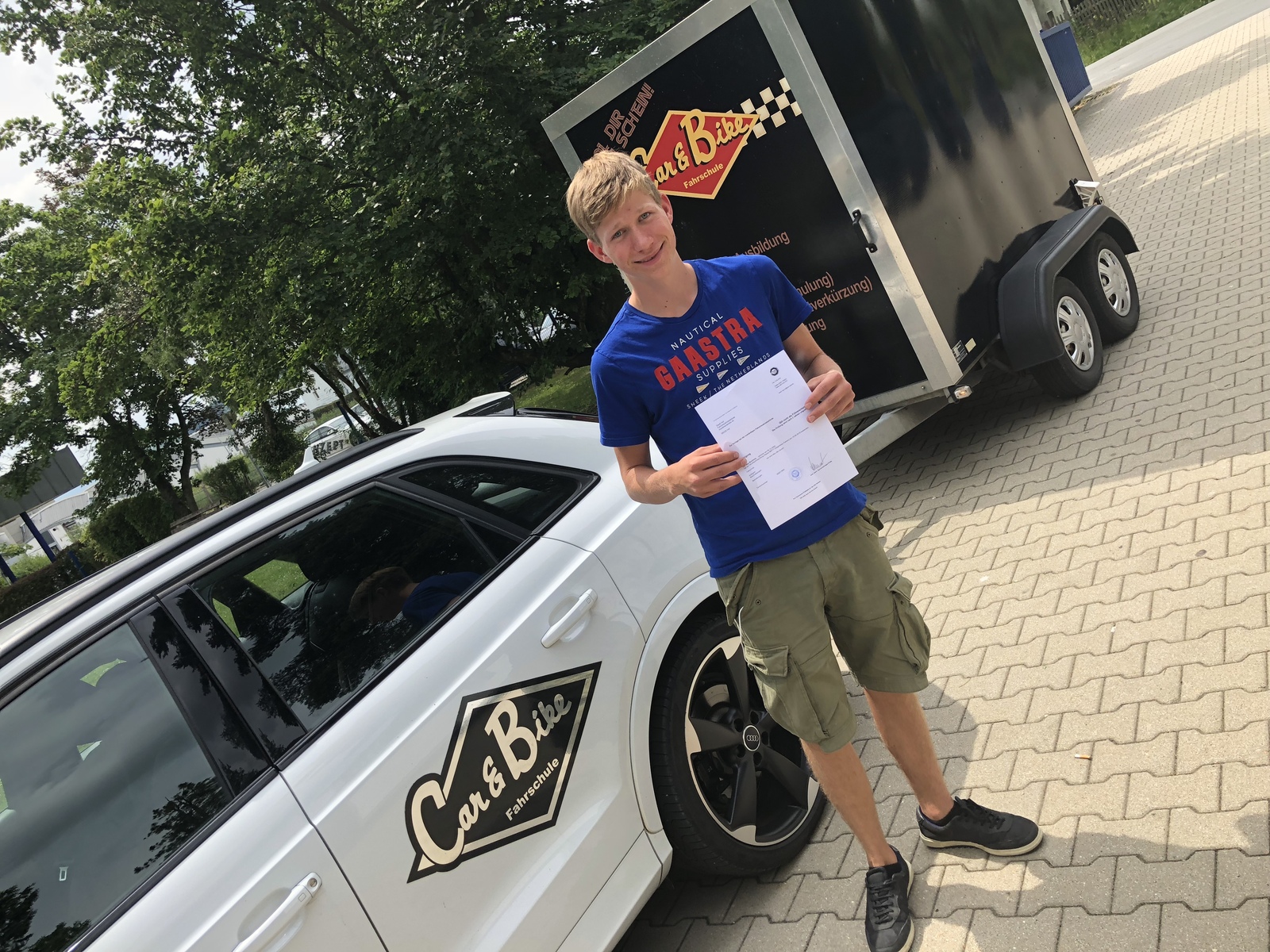 Glücklicher Führerschein-Absolvent 25