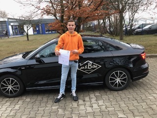 Glücklicher Führerschein-Absolvent 29