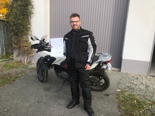 Glücklicher Führerschein-Absolvent 31