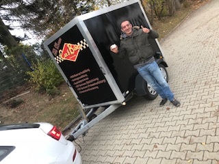 Glücklicher Führerschein-Absolvent 37