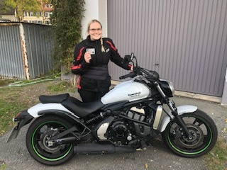 Glücklicher Führerschein-Absolvent 45