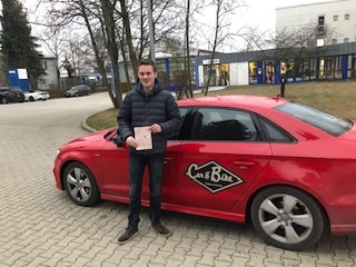 Glücklicher Führerschein-Absolvent 47