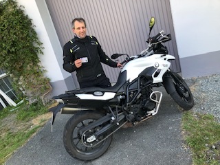 Glücklicher Führerschein-Absolvent 52