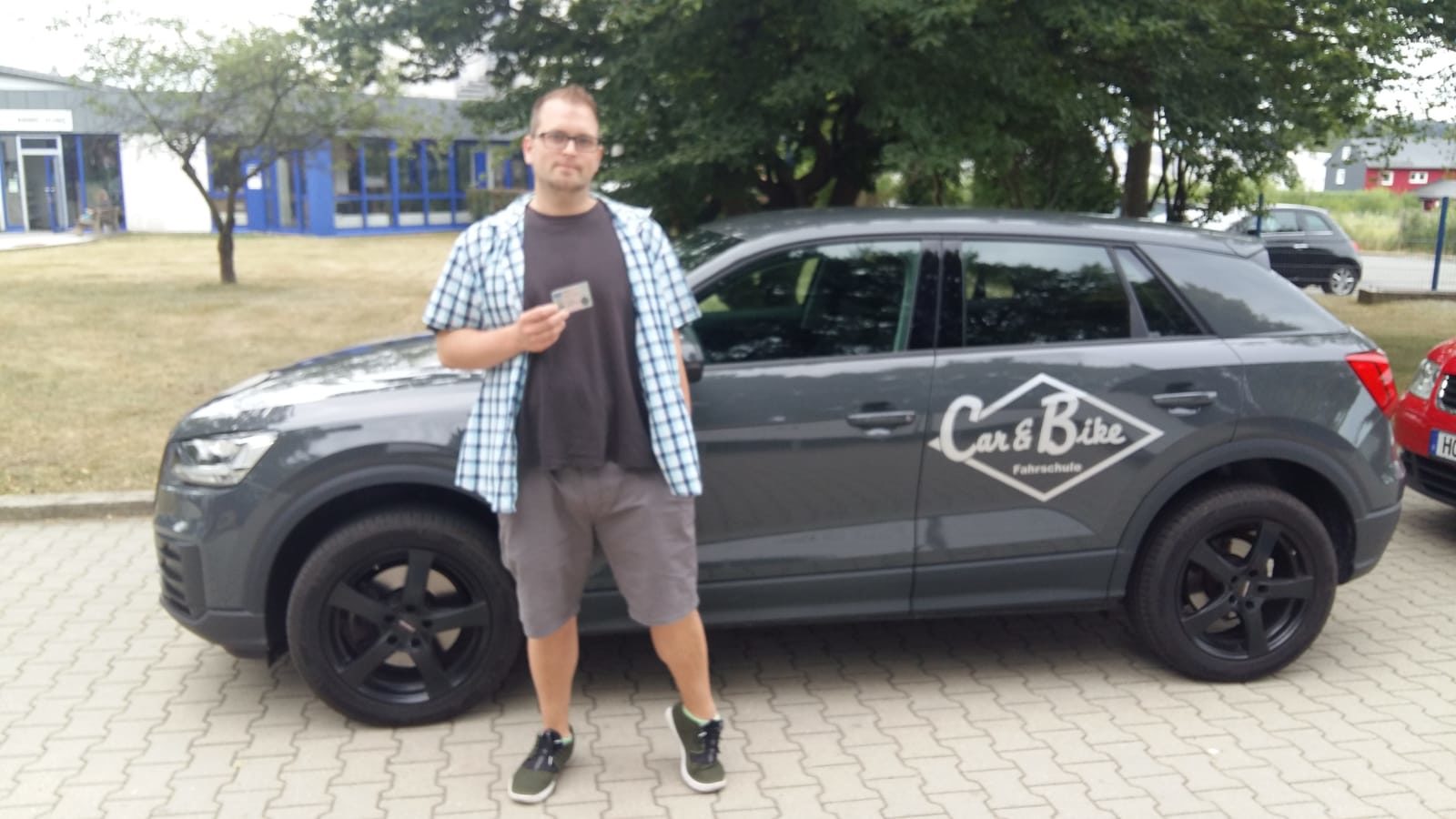 Glücklicher Führerschein-Absolvent 58