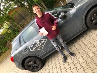 Glücklicher Führerschein-Absolvent 65