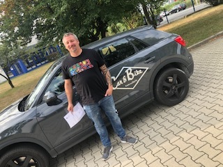 Glücklicher Führerschein-Absolvent 67