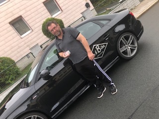 Glücklicher Führerschein-Absolvent 69