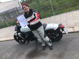 Glücklicher Führerschein-Absolvent 72