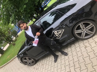 Glücklicher Führerschein-Absolvent 76