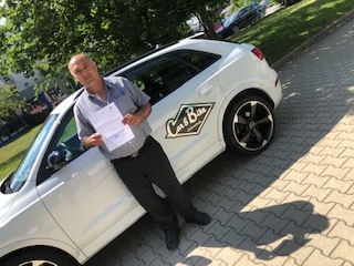 Glücklicher Führerschein-Absolvent 83