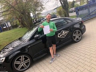 Glücklicher Führerschein-Absolvent 88