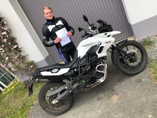 Glücklicher Führerschein-Absolvent 99