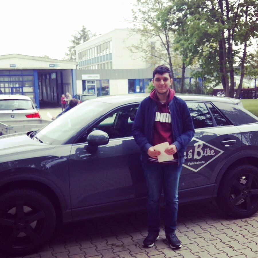 Glücklicher Führerschein-Absolvent 100