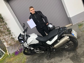 Glücklicher Führerschein-Absolvent 101