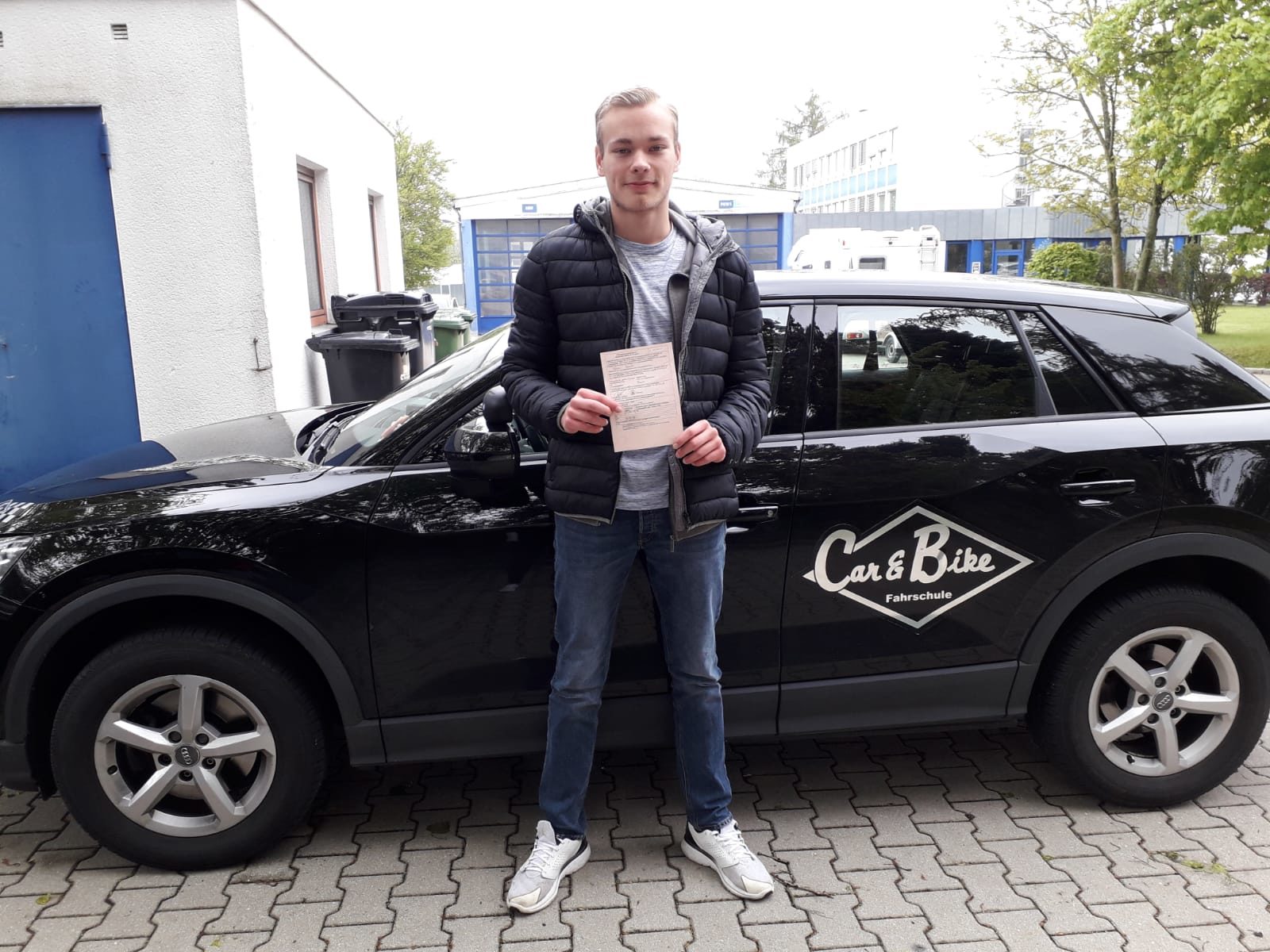 Glücklicher Führerschein-Absolvent 102