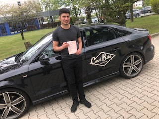 Glücklicher Führerschein-Absolvent 103