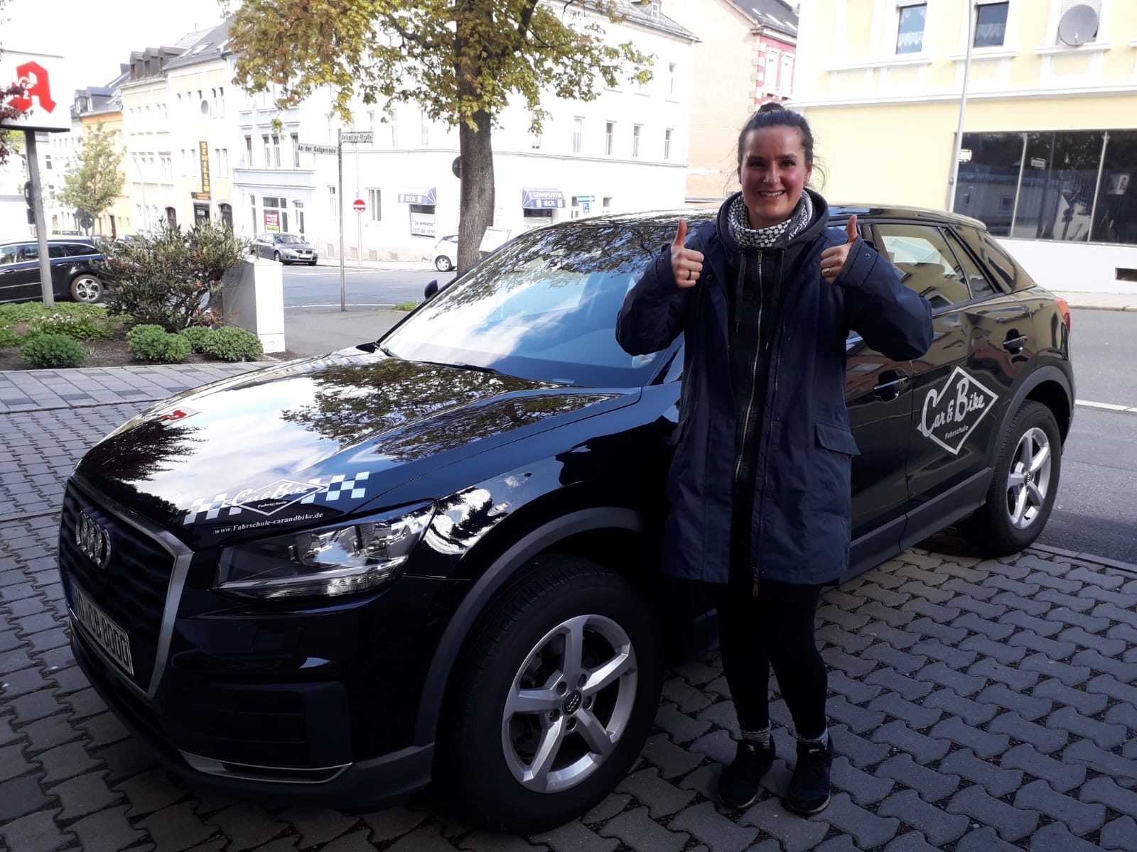 Glücklicher Führerschein-Absolvent 105
