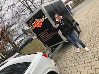 Glücklicher Führerschein-Absolvent 107