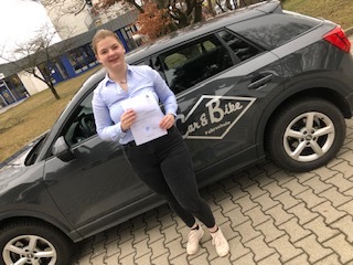 Glücklicher Führerschein-Absolvent 108