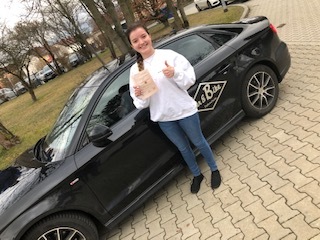 Glücklicher Führerschein-Absolvent 109