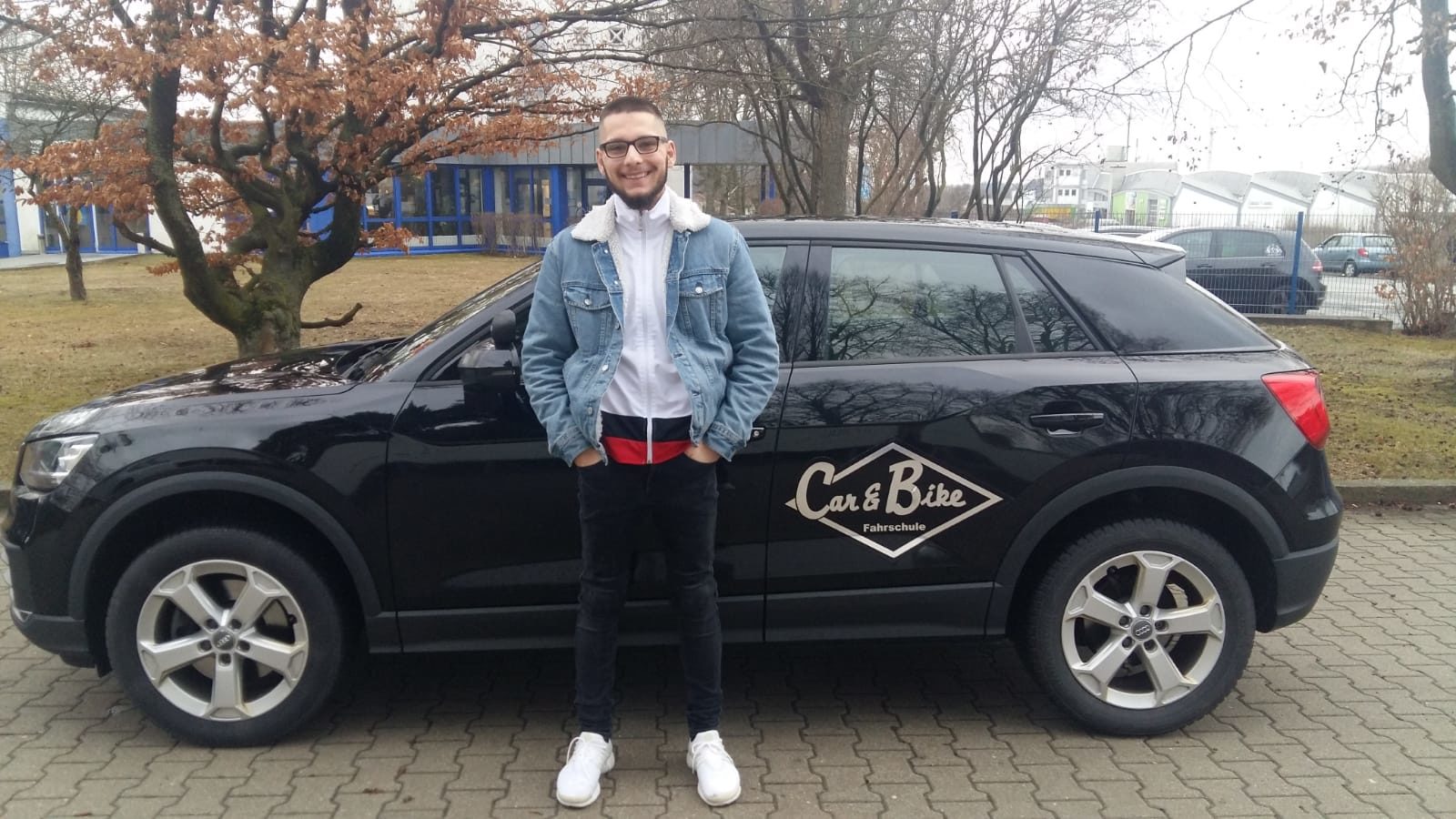 Glücklicher Führerschein-Absolvent 112