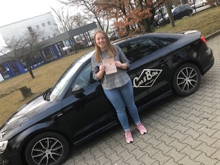 Glücklicher Führerschein-Absolvent 113