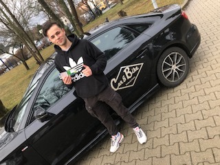 Glücklicher Führerschein-Absolvent 115