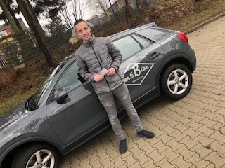 Glücklicher Führerschein-Absolvent 116