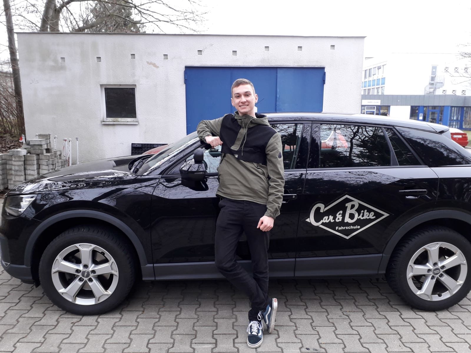 Glücklicher Führerschein-Absolvent 117