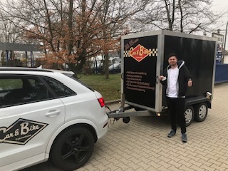 Glücklicher Führerschein-Absolvent 118