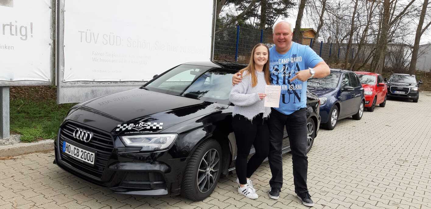 Glücklicher Führerschein-Absolvent 120