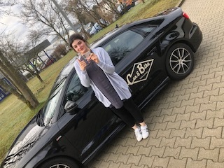 Glücklicher Führerschein-Absolvent 121