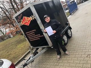 Glücklicher Führerschein-Absolvent 122
