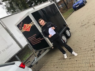 Glücklicher Führerschein-Absolvent 123
