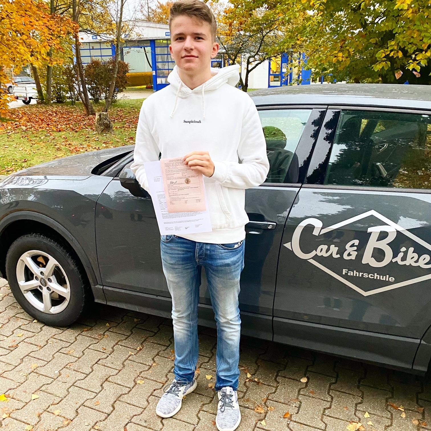 Glücklicher Führerschein-Absolvent 127