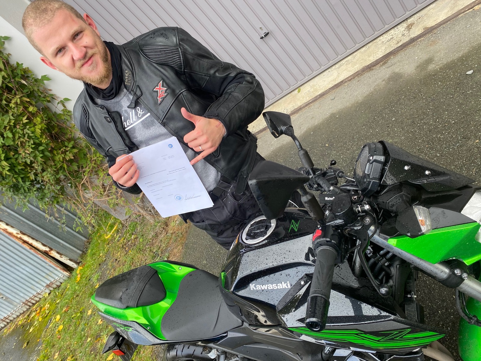 Glücklicher Führerschein-Absolvent 130
