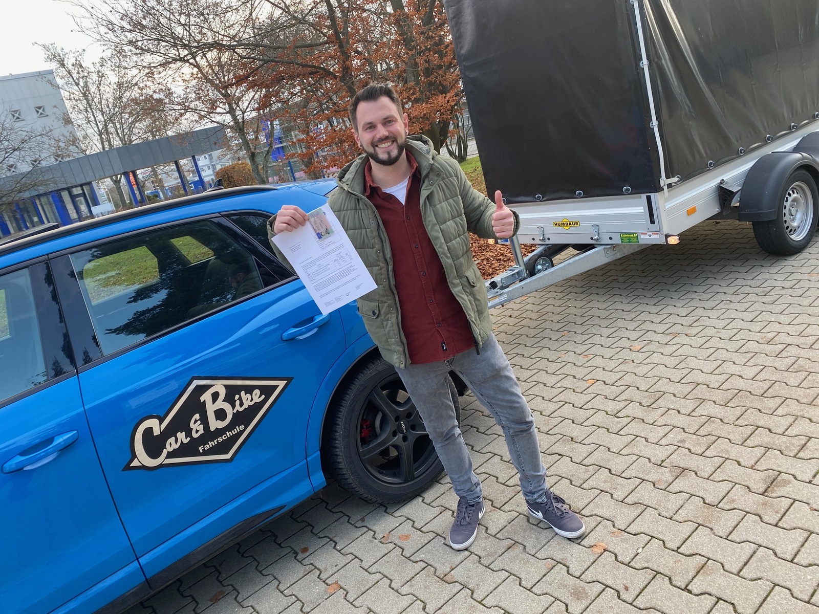 Glücklicher Führerschein-Absolvent 132