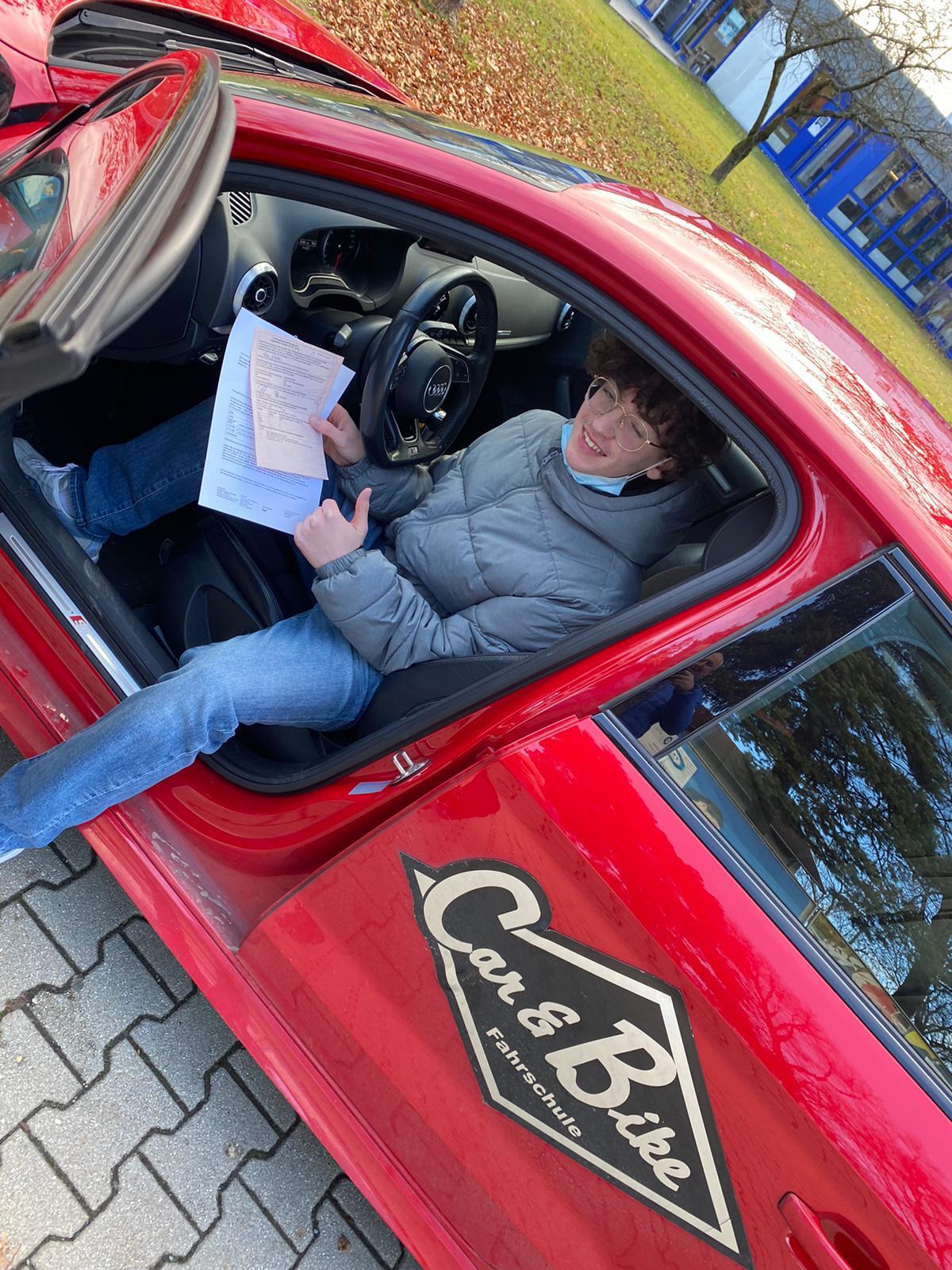 Glücklicher Führerschein-Absolvent 133