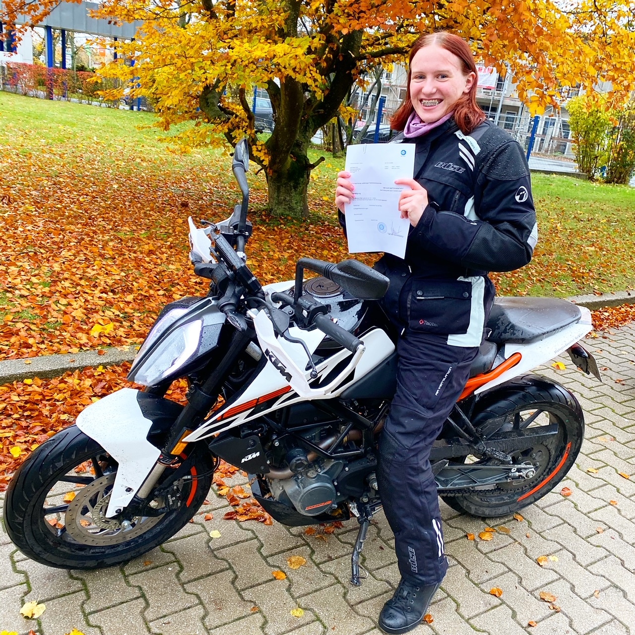 Glücklicher Führerschein-Absolvent 136
