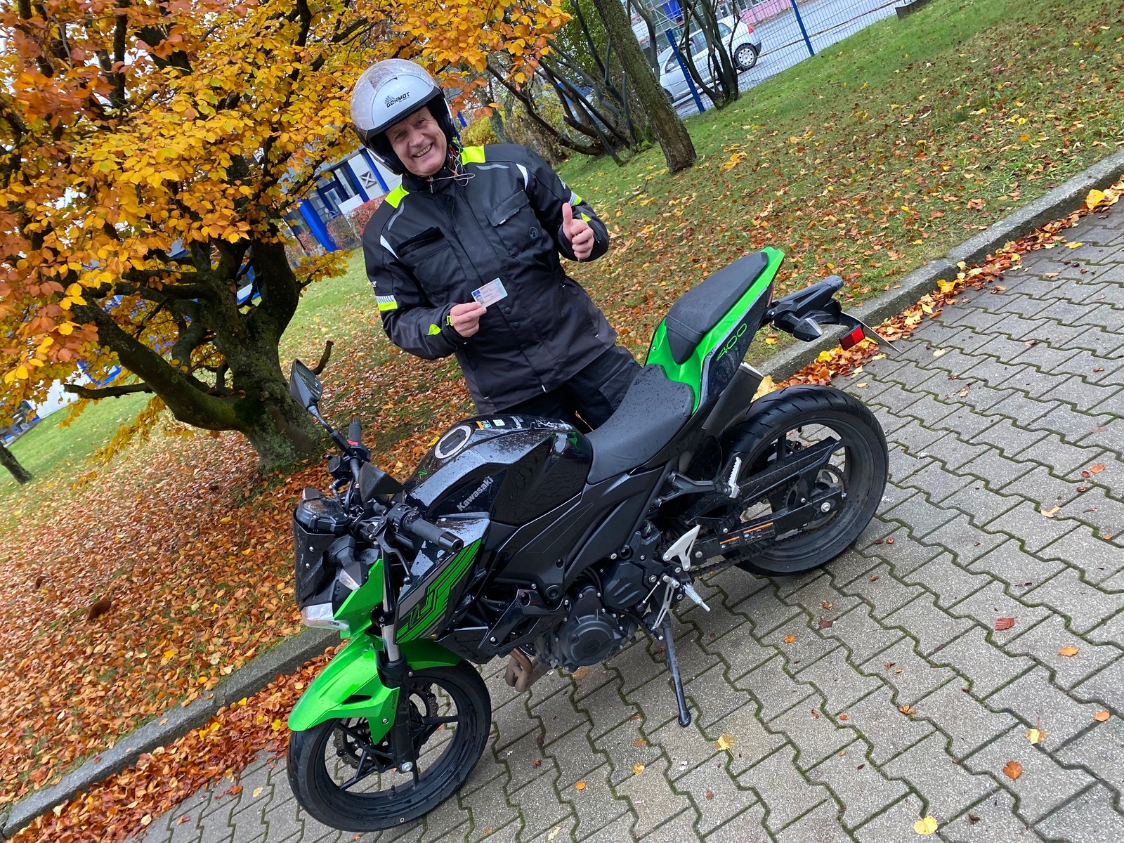 Glücklicher Führerschein-Absolvent 141