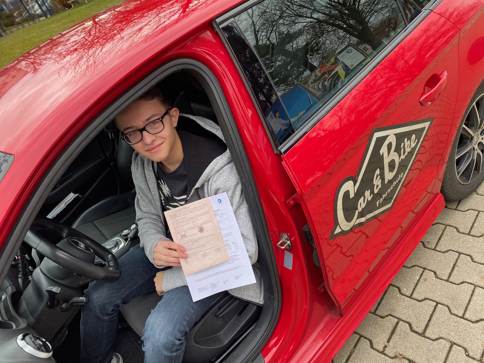 Glücklicher Führerschein-Absolvent 142